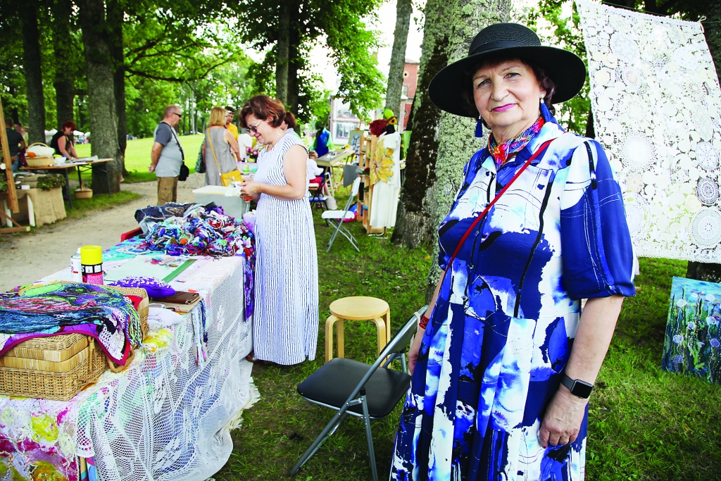 Laima Lupiķe izstādei bija sagatavojusi darbus tīmekļošanas tehnikā ar krāšņajām pīlādžogām.
Autors: Gatis Bogdanovs