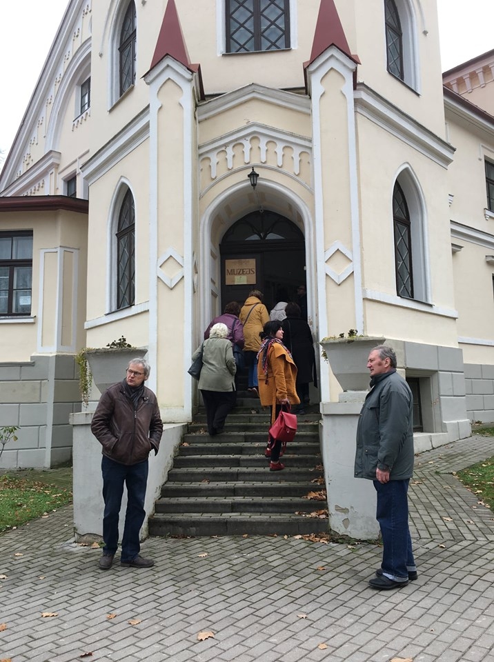 Tika izrādīta barona Volfa pils un Lizuma skola.