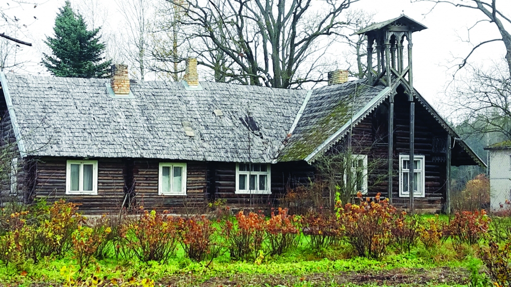 Mežsarga māja ir garena guļbūve, kuras vienā galā izvirzīts rizalīts (celtnes daļas izvirzījums visas ēkas augstumā) ar neparastu arhitektoniski māksliniecisko risinājumu. Greznākais ir gotiskās formās - smailloka arkas, trejlapja motīvs - veidotais tornītis, kas izveidots virs rizalīta jumta kores. Gotiskās formas redzamas arī zelminī, bēniņu stāva logailā un jumta vējdēlī. Tā kā 20.gadsimta 80.gadu sākumā vietējo meistaru spēkiem kritiskā stāvoklī esošā ēkas daļa atjaunota un pielāgota atbilstoši aktuālajām vajadzībām, tad ēka nav gājusi zudībā un joprojām tiek izmantota.
Autors: Anatolijs Savickis