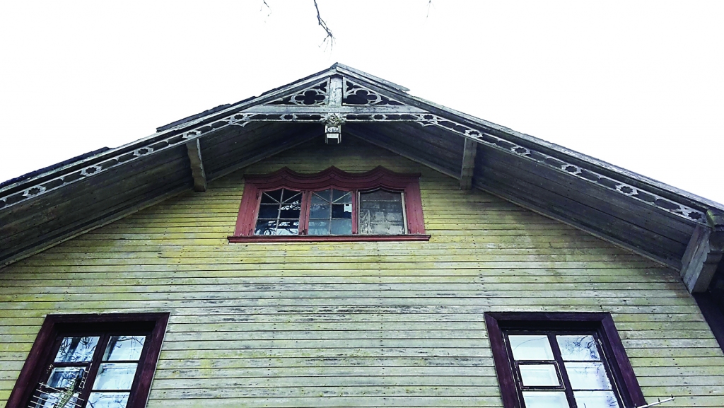 Gotiskās formas rotāja arī vešūža jeb veļas mājas zelmiņus (divslīpju jumtu noslēdzoša galasiena), kuros četrlapja silueta griezums ritmiski pāriet vējdēļa risinājumā. Fasāde klāta ar koka zvīņveida apšuvumu. Šādi veidotas fasādes citviet Vidzemē nav sastopamas, izņemot Vijciema luterāņu baznīcu.
Autors: Anatolijs Savickis