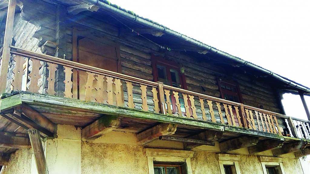 Vecgulbenes muižā Šveices mājas elementus daļēji saglabājusi tā saucamā zobārsta jeb sardzes māja (Pils iela 2, Gulbene). Pašlaik ēkas otro stāvu galerija vairs apvij tikai no divām pusēm. Apbrīnojami, bet šajā saglabātajā galerijas daļā redzamas vēsturiskā izskata margu koka mežģīnes. Otrā stāva logaiļu augšdaļa izcelta ar barokāliem elementiem, bet lejasdaļā noslēgta ar elegantu dekoru, kurā izmantots ģeometrisks ornaments - meandrs (taisnā leņķī lauztu līniju spirāles) un spirālveida vijumu motīvi.
Autors: Anatolijs Savickis
