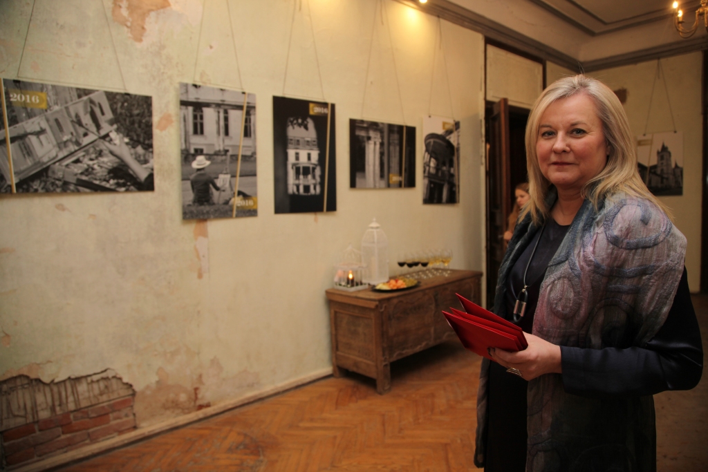 Sandra Dikmane stāsta, ka izstādes vēstījumu nevajadzēja ne dokumentālu, ne arī tikai māksliniecisku, līdz ar to ir dažādas fotogrāfijas. 
Autors: Gatis Bogdanovs