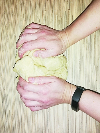 Pēc tam, pakāpeniski pievienojot ūdeni, samīca viendabīgā masā.
Autors: Gunita Lagzdiņa-Skroderēna