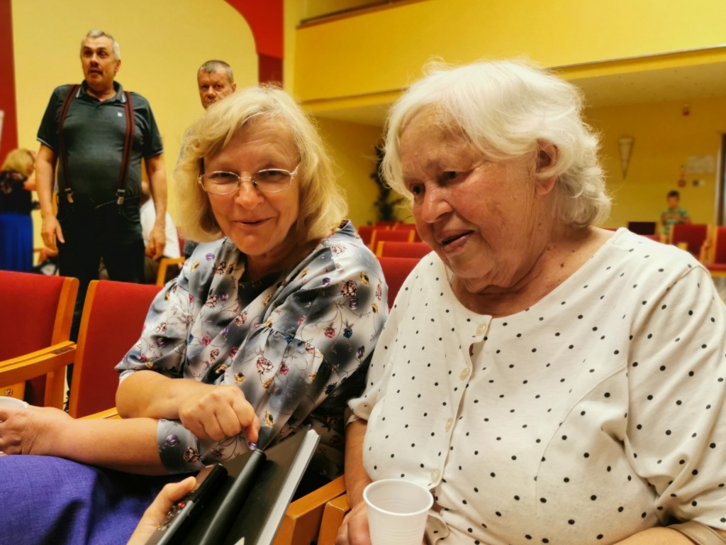 “Tas ir liels kopdarbs, kas cilvēkiem tiks dāvināts. Un mūsu Līgai, kas spēlēja vienu no Mirtantēm, 3.jūlijā mēs svinēsim 85 gadu jubileju. Viņai visu mūžu ir bijis sapnis filmēties,” stāsta Stāmerienas tautas nama vadītāja Gaida Vīksniņa (no kreisās). Viņai blakus sēž smaidīga un ļoti priecīga šī projekta vecākā aktrise – Līga Brosova.
Autors: Rihards Kostigovs