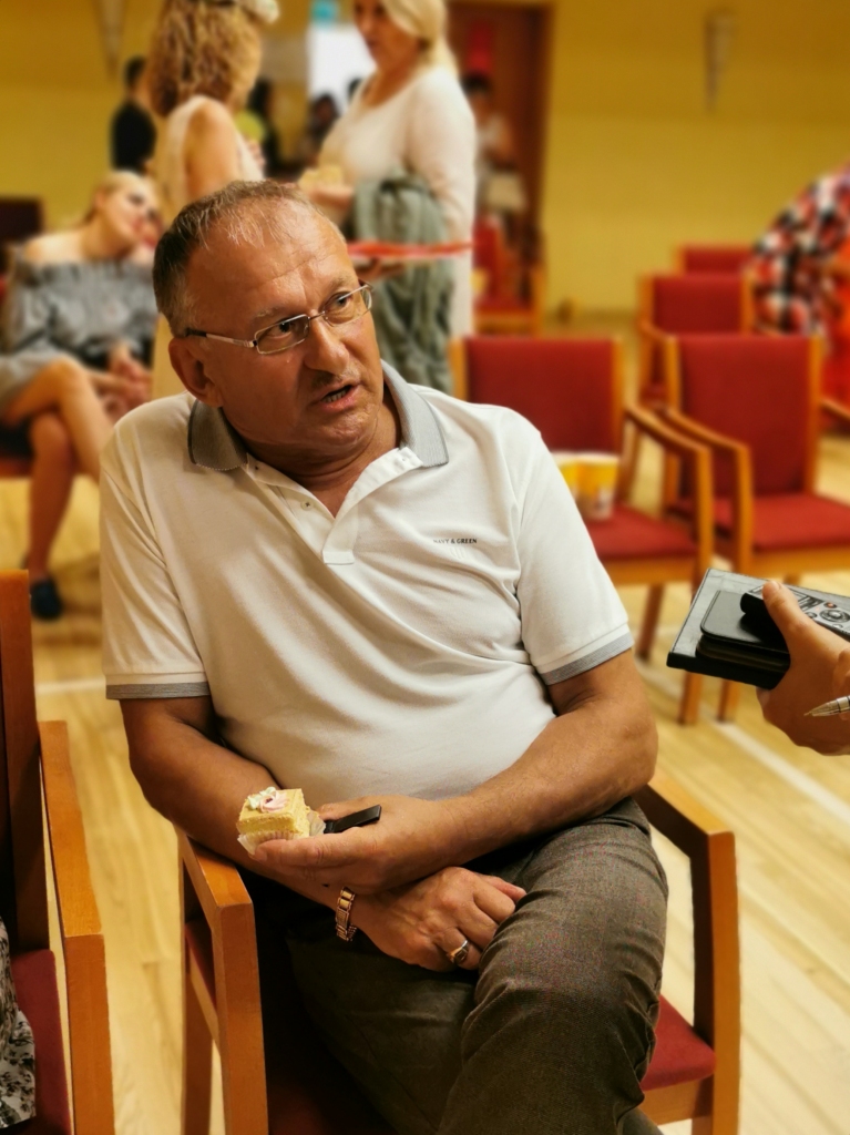 Vitālijs Platais tika pie divu varoņu lomu epizodēm. “Es biju gan Ēriks, gan Jāzeps. Ēriku man patika labāk tēlot. Man bija ļoti laba Mirtante, un arī suņuks mums bija vienreizējs!” smaidot savas pirmās emocijas tūlīt pēc filmas noskatīšanās pauž Vitālijs Platais.
Autors: Rihards Kostigovs
