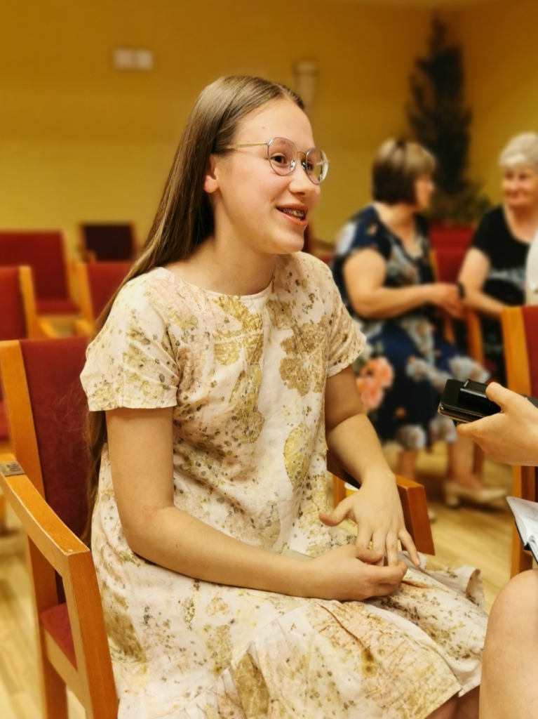 Terēze Putene no Druvienas atzīst, ka pirms pirmizrādes esot bijis nedaudz bail, kā viss izskatīsies uz lielā ekrāna. “Es negaidīju, ka tik labi viss sanāks. Esmu pat šokā! Pati filmēšana bija laba, viss notika ātri. Liels prieks par visu!”
Autors: Rihards Kostigovs