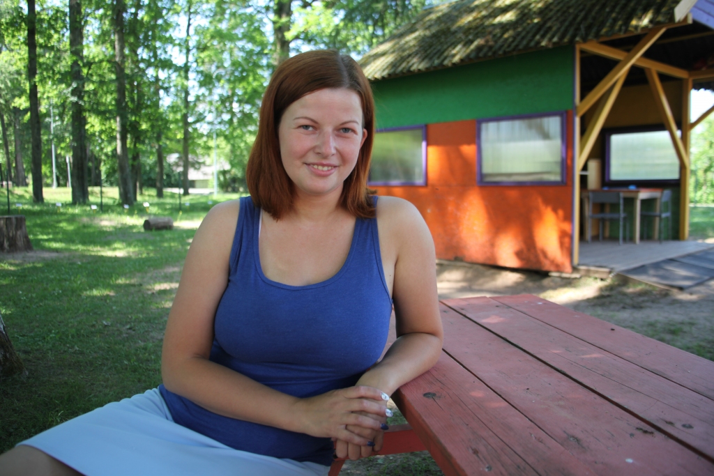 Gulbeniete Annija Ceriņa priecājas, ka darba ziņā viņai te ir, ko darīt. Tagad viņa strādā bērnudārzā, bet ar rudeni sāks darbu Valdorfa pamastkolā Gulbenē.
Autors: Gatis Bogdanovs