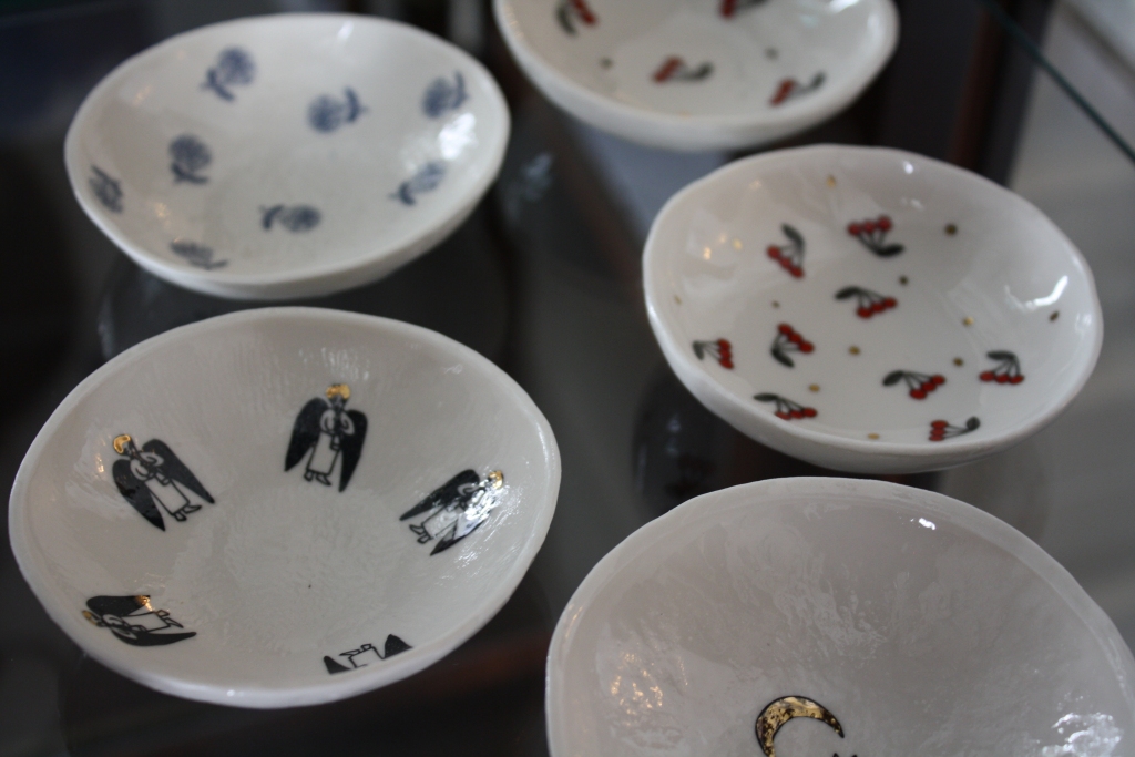 Marutas Raudes mākslas centra radītie porcelāna suvenīri un rotas.