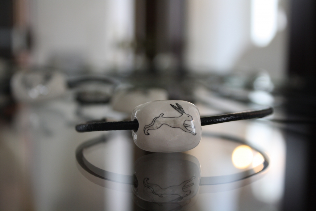 Marutas Raudes mākslas centra radītie porcelāna suvenīri un rotas.