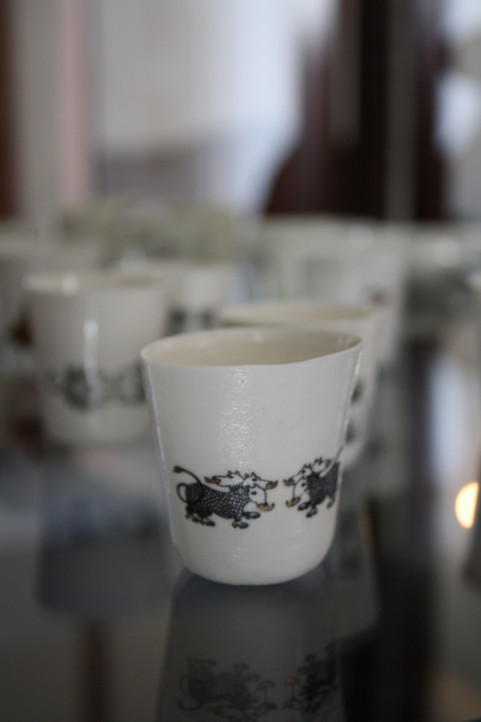 Marutas Raudes mākslas centra radītie porcelāna suvenīri un rotas.