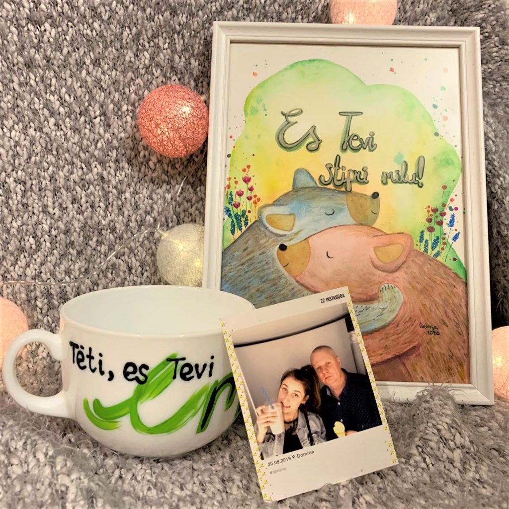 Fotogrāfijā ir gan kopbilde ar tēti, gan arī Tēva dienai sagatavotā dāvana - pašas veidota, personalizēta krūzīte ar gleznu.
Autors: Iesūtīja: Viktorija Kasara