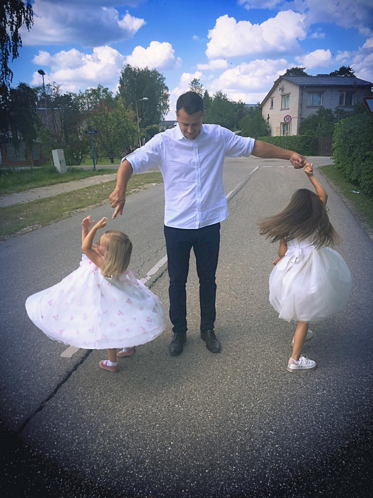 Ar tēti var blēņoties un pēc tam mirdzošām acīm skaidroties mammai. Ar tēti var dziedāt līdzi dziesmām un dejot tā, it kā nebūtu kaimiņu. Ar tēti var taisīt lidmašīnas, spēlēt bumbu un kutināties. Tētis ir labākais draugs un labākais piemērs!
Autors: Iesūtīja: Annija un Rēzija
