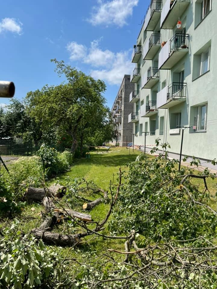 Gulbenē, Skolas ielā, renovētai mājai vējš norāvis jumta daļu.
Autors: Diāna Odumiņa