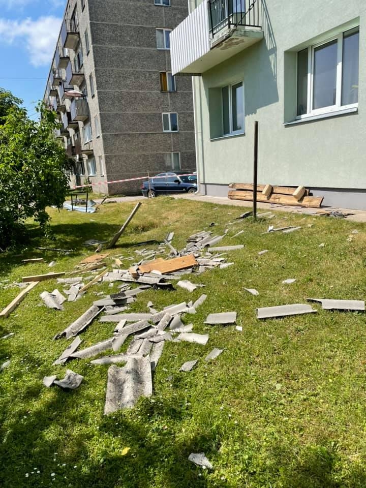 Gulbenē, Skolas ielā, renovētai mājai vējš norāvis jumta daļu.
Autors: Diāna Odumiņa