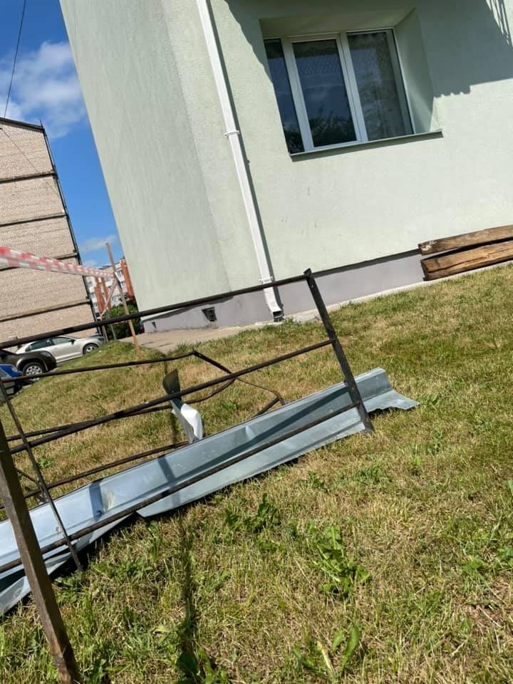 Gulbenē, Skolas ielā, renovētai mājai vējš norāvis jumta daļu.
Autors: Diāna Odumiņa