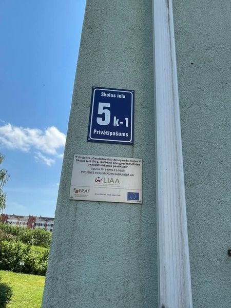 Gulbenē, Skolas ielā, renovētai mājai vējš norāvis jumta daļu.
Autors: Diāna Odumiņa