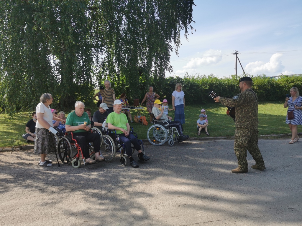 Zemessardzes 25.kājnieku bataljona virsseržants Māris Ezeriņš ar patriotiskām dziesmām iepriecināja sociālā aprūpes centra iemītniekus.
Autors: Viktorija Slavinska -Kostigova