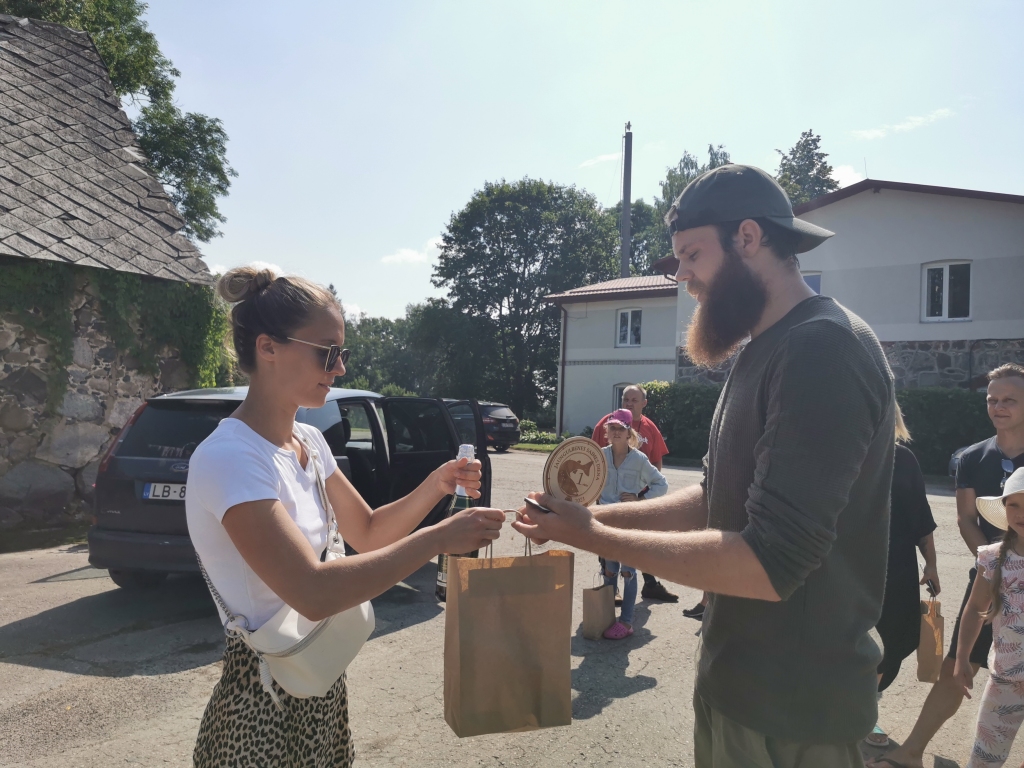 Azarts vainagojās ar rezultātiem. Tie tika nosvērti un visi lomi palaisti atpakaļ dīķī. 3. vietu ieguva Mareks Laurs (no kreisās) no Līgo pagasta (loms 1 kg un 386 grami). Par diviem gramiem vairāk un 2. vieta – Artūram Čakšam no Jaungulbenes. Pirmo vietu ieguva Haralds Vagulis no Galgauskas (pa labi).
Autors: Viktorija Slavinska -Kostigova