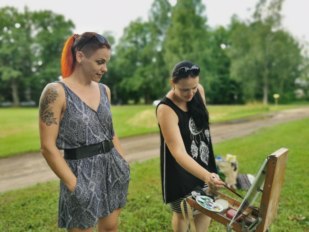“Es ieteiktu likt vēl siltākus toņus,” sirsnīgi māsu Vinetu pamāca māksliniece Ilvija Juškeviča. Viņa atklāj, ka abas ar māsu ir šeit dzimušas un laikā, kad gājusi Mākslas skolas Jaungulbenes filiālē, tieši pie pils bieži notikušas gleznošanas nodarbības.
Autors: Viktorija Slavinska -Kostigova