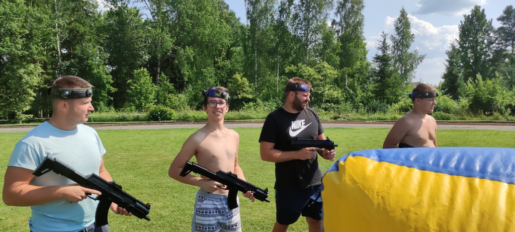 Pagasta patrioti un draugi Nauris Jermacāns, Roberts Lapsa, Alvis Makejevs un Dāvis Žuks apvienojās komandā “BAD-N” un “Laser Tag” spēlē pārliecinoši ieguva 1. vietu.
Autors: Sarmīte Supe