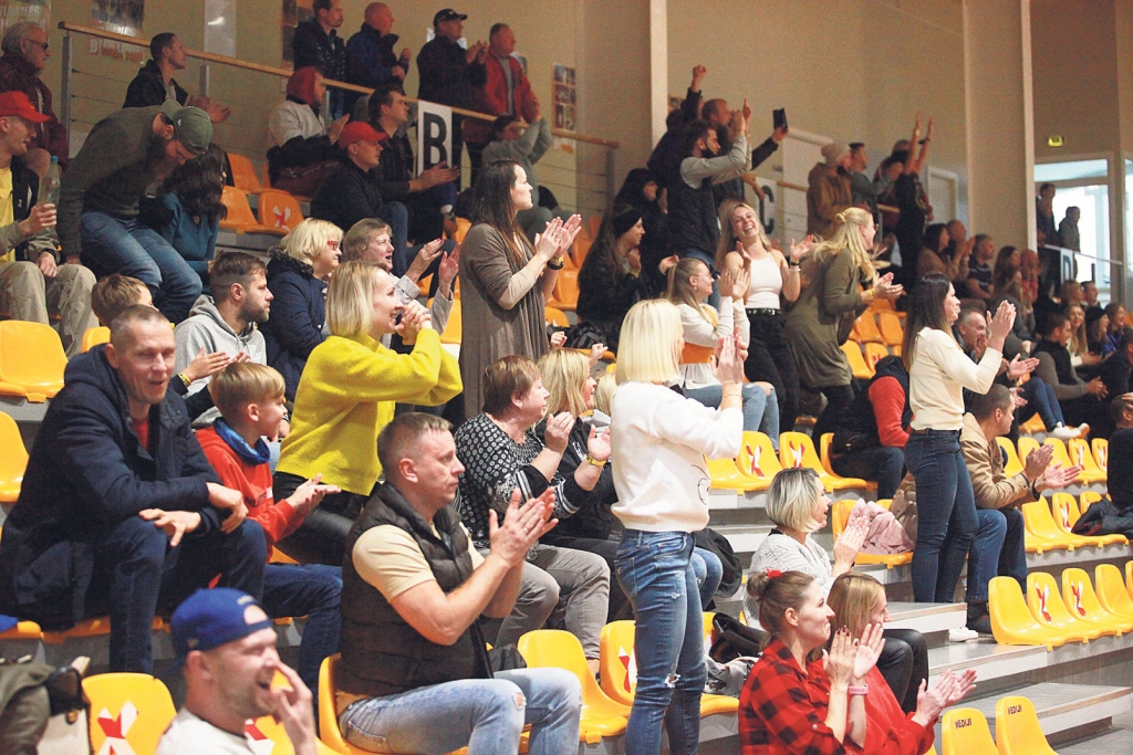 Uz basketbola spēli bija ieradies daudz skatītāju, kuri spēles beigās atdzīvojās, un ar ovācijām un uzmundrinājumiem palīdzēja “Bukiem” izcīnīt uzvaru.
Autors: Gatis Bogdanovs
