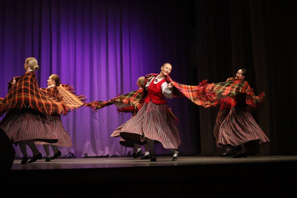 "Apinītis".