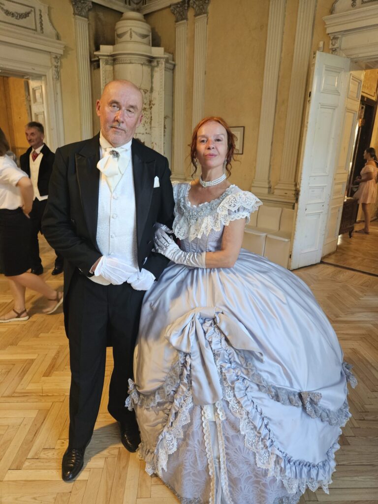 SENO DEJU DEJOTĀJI “MAGNOLIA” no Cēsīm demonstrēja 19.gadsimtam raksturīgās dejas, kas noteikti savulaik dejotas arī Stāmerienas pilī.
Autors: FOTO: GINTA ALBERTE