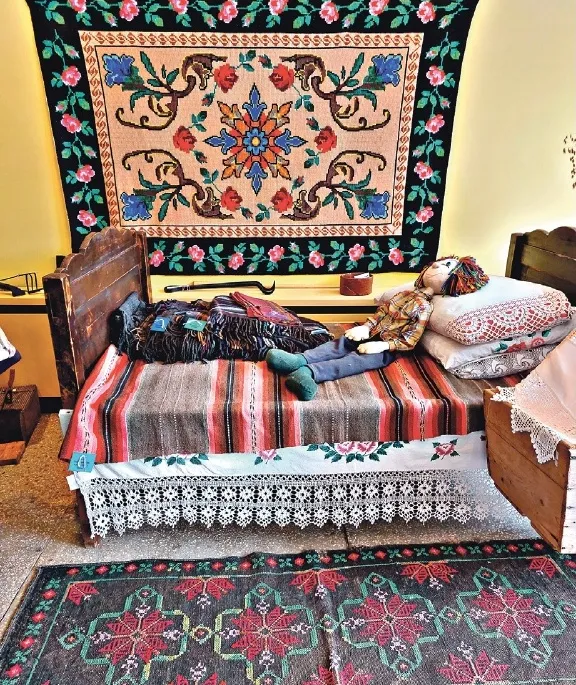 TRADICIONĀLI pie sienas un uz grīdas pededziešu mājās jābūt melnam paklājam ar aveņkrāsas ziediem.
Autors: Foto: Pārsla Konrāde