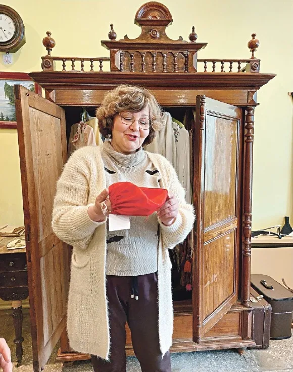 TATJANA STEKLOVA rāda cepurīti, ko precētās Pededzes pagasta sievietes nēsāja zem lakata.
Autors: Foto: Pārsla Konrāde