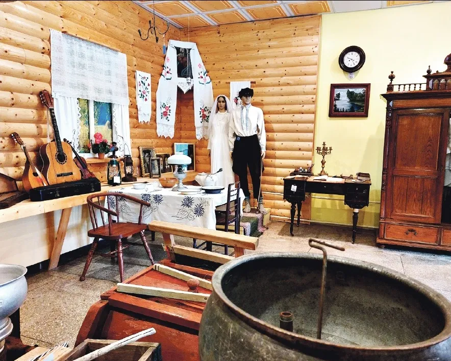 TRADICIONĀLI pededziešu mājā galds atradās pie loga un “sarkanais stūrītis” ar ikonu bija blakus.
Autors: Foto: Pārsla Konrāde