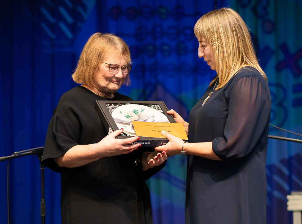 Izglītības pārvaldes vadītāja Dace Kablukova pasniedza balvu Tirzas pamatskolas direktorei Svetlanai Ziepniecei nominācijā “Laba pārvaldība”.
Autors: Foto: Aleksandrs Lustiks