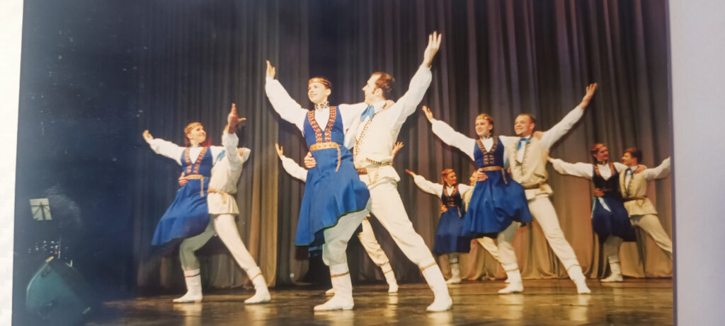 DINA VADA SEŠUS DEJU KOLEKTĪVUS. Viņas jaunākie dejotāji ir Gulbenes novada vidusskolas 1. klašu tautas deju kolektīvs “Spārītes”, savukārt dejotāji ar vislielāko deju gadu stāžu satiekas Lizuma kultūras nama senioru deju kolektīvā “Ozoli”.
Autors: Foto: no privātā arhīva