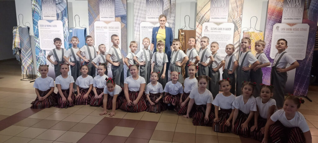 DINA VADA SEŠUS DEJU KOLEKTĪVUS. Viņas jaunākie dejotāji ir Gulbenes novada vidusskolas 1. klašu tautas deju kolektīvs “Spārītes”, savukārt dejotāji ar vislielāko deju gadu stāžu satiekas Lizuma kultūras nama senioru deju kolektīvā “Ozoli”.
Autors: Foto: no privātā arhīva