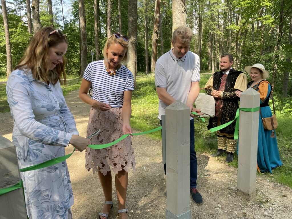Atklāšanas lente ir pārgriezta pie barjerām, kas liedz Emzes dabas takā iebraukt ar kvadricikliem vai motocikliem. Te vieta tikai gājējiem un riteņbraucējiem! Atklāj taku pašvaldības pārstāvji Evita Strode (no kreisās), Simona Sniķe un Andis Caunītis.
Autors: Foto: Diāna Odumiņa
