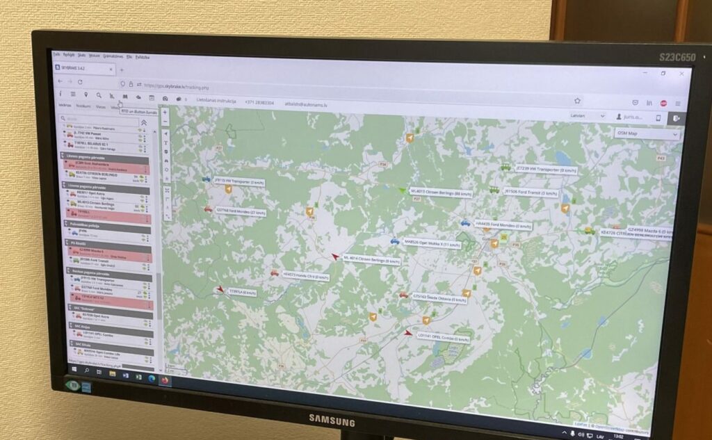 Attālināti var izsekot katras darba automašīnas, autobusa, traktora atrašanās vietu, kustību, pat braukšanas ātrumu un apstāšanās ilgumu. Gulbenes novada pašvaldībā izmanto mūsdienu tehnoloģijas, lai disciplinētu savus darbiniekus un mobilizētu iepriekš saskaņotu darba uzdevumu veikšanai.
Autors: Foto: Diāna Odumiņa