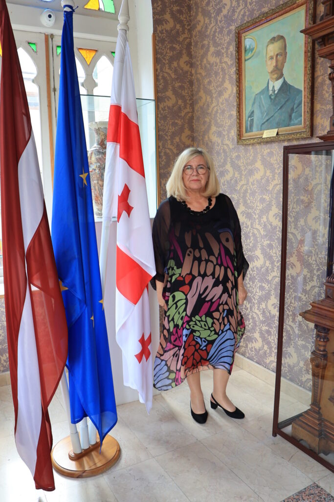Gulbenes novada vēstures un mākslas muzeja direktore Valda Dārgais pie Jūlija Straumes portreta.
Autors: Foto: Sandra Dikmane