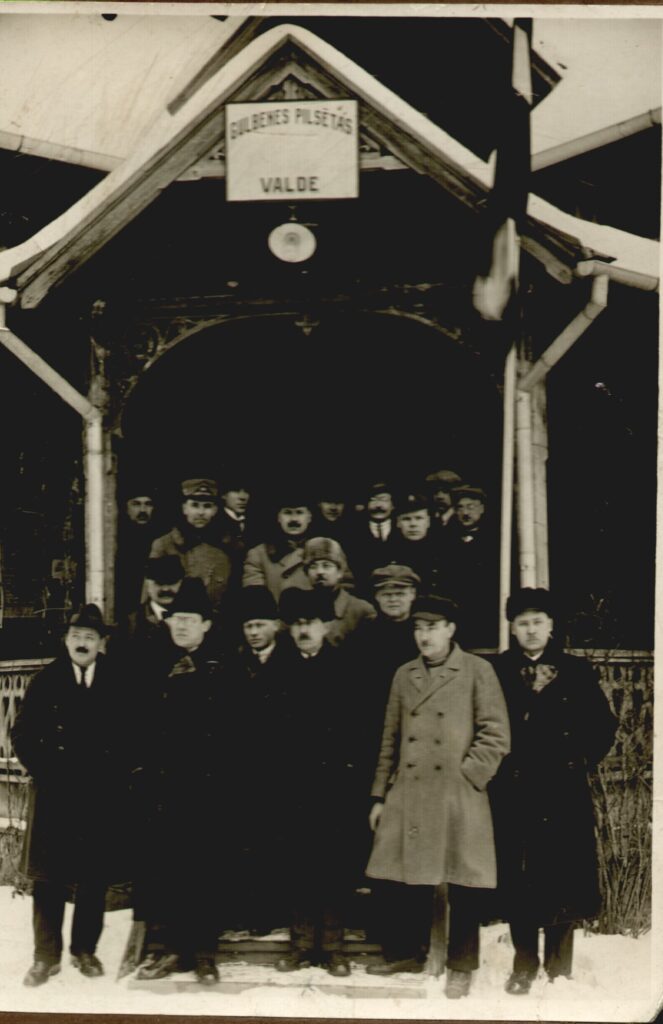 Gulbenes pilsētas valde pie valdes nama. 1928.gads.
Autors: Foto: no Gulbenes novada vēstures un mākslas muzeja arhīva