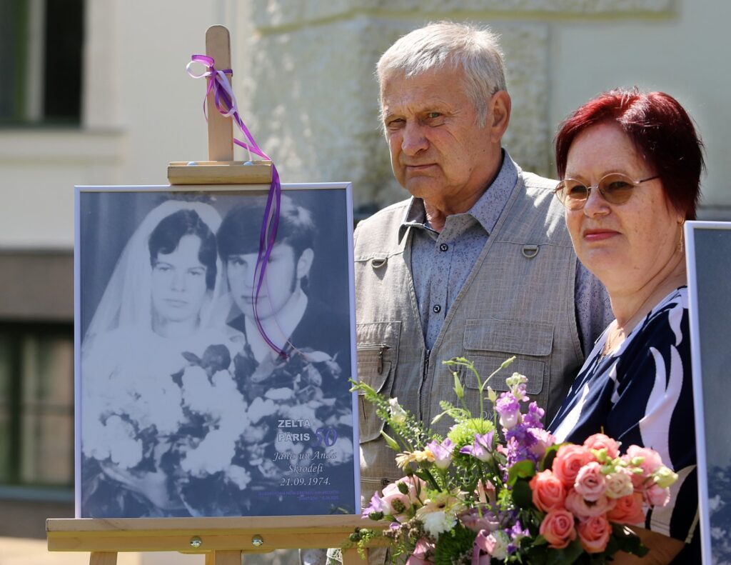 JĀNIS UN ANDA SKRODEĻI