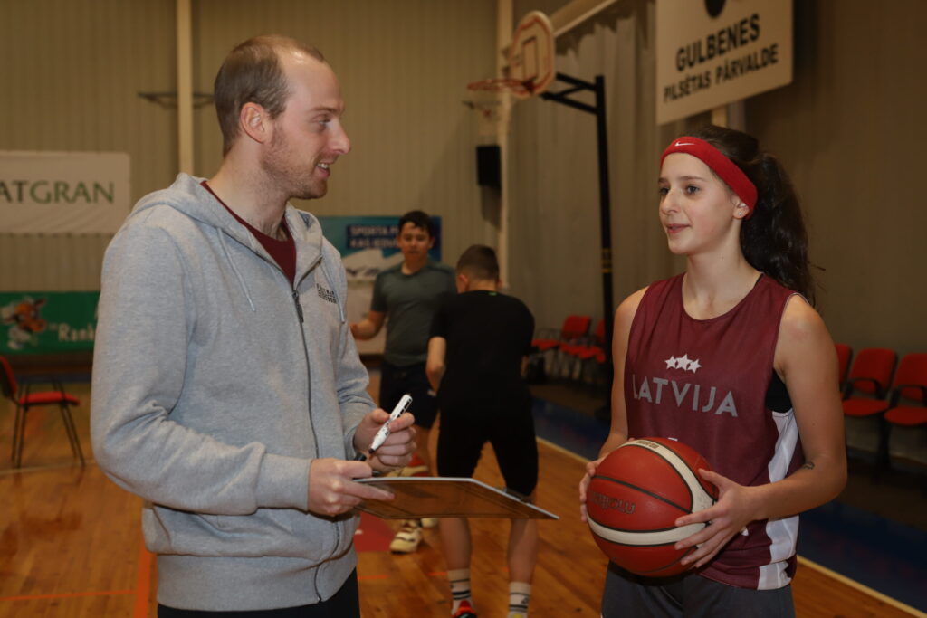 Jaunā basketboliste Sindija Miščenko ir apņēmības pilna sasniegt basketbola meistarības virsotnes. Viņas treneris Oskars Vīksna ne tikai palīdz noslīpēt talantu, bet arī motivē, palīdz, māca, cenšas veidot viņas izaugsmei labvēlīgu vidi. Sindija ir vienīgā meitene, kas trenējas kopā puišiem. “Ļoti talantīga meitene,” “Dzirkstelei” uzsver O.Vīksna.
Autors: Foto: Gatis Bogdanovs