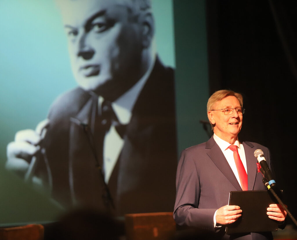 NACIONĀLĀ TEĀTRA aktieris Juris Lisners vadīja pasākumu, veltītu K.Sebra 110.jubilejai. Viņš atgādināja, ka savā radošā mūža gados K.Sebris ir nospēlējis vairāk par 200 lomām gan teātrī, gan kino, kļūstot par tautas mīlētu aktieri.
Autors: Foto: Gatis Bogdanovs