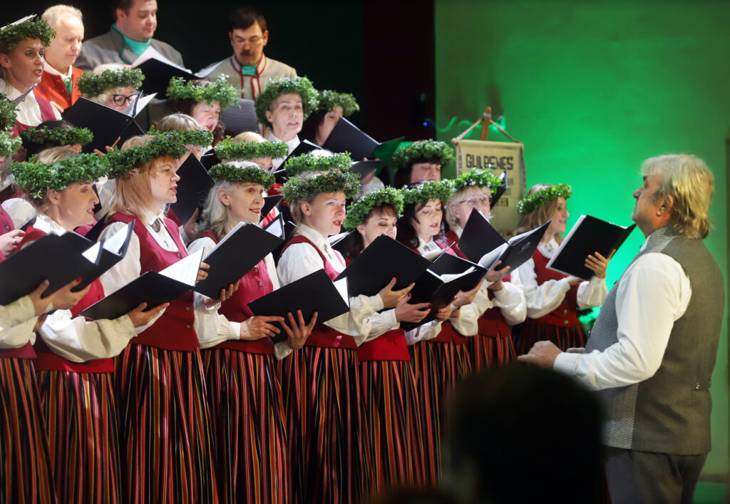 PAGĀJUŠĀS NEDĒĻAS NOGALĒ izskanēja jauktā kora “Harmonija” 40 gadu jubilejas koncerts. Jau ieejot Gulbenes novada kultūras centra foajē, koncerta apmeklētājus sagaidīja vēstures video liecības, kas bija apkopotas nelielā filmiņā par kori “Harmonija”. Liela daļa ar interesi skatījās šo filmu. Gadiem ejot, ir mainījies kora sastāvs, mainījušies tā vadītāji un arī kora nosaukums, bet skanīgās balsis un sniegums ir nemainīgs, ja ne vien labāks. Viens no kora diriģentiem Uldis Kokars, pēc kora dalībnieku teiktā, parasti ir mazrunīgs un savas emocijas mēdz paust pārsvarā ar sejas izteiksmi vai kādu asprātīgu joku. Bet viņu priecē, ka gulbenieši mīl ne tikai dziedāt, bet arī klausīties, kā citi dzied.
Autors: Foto: Gatis Bogdanovs