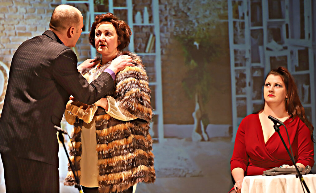 “HAMILKĀRA KUNGS”, spēlē Lejasciema “Paradokss”. No kreisās: Aleksandrs – Edmunds Stabiņš, Eleonora – Sandra Brieže, Virdžīnija – Lauma Dambrova.
Autors: Foto: Gatis Bogdanovs