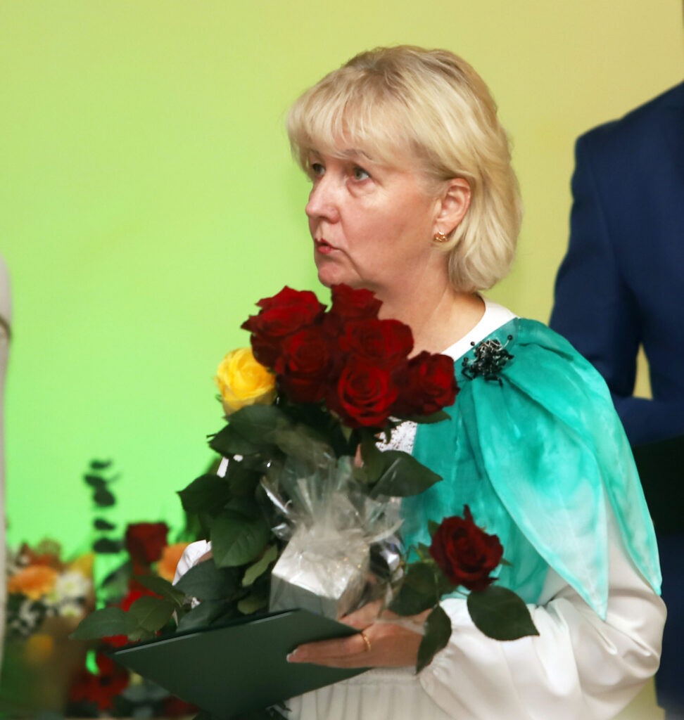 ATZINĪBU par ilggadēju dziedāšanu korī saņēma gulbeniete Ingrīda Melece.
Autors: Foto: Gatis Bogdanovs