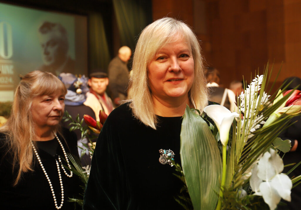 MŪSU māksliniece Sandra Dikmane bija sagatavojusi lielisku K.Sebra fotogrāfiju izstādi. “Bildes ir no Nacionālā teātra arhīva, kopā ar Elitu atlasījām bildes, gribējām, lai aktieris ir redzams dažādos vecuma posmos, tuvplānos, arī kvalitāte bija svarīga,” stāsta S.Dikmane. Izstāde būs skatāma arī Gulbenes novada kultūras centrā.
Autors: Foto: Gatis Bogdanovs