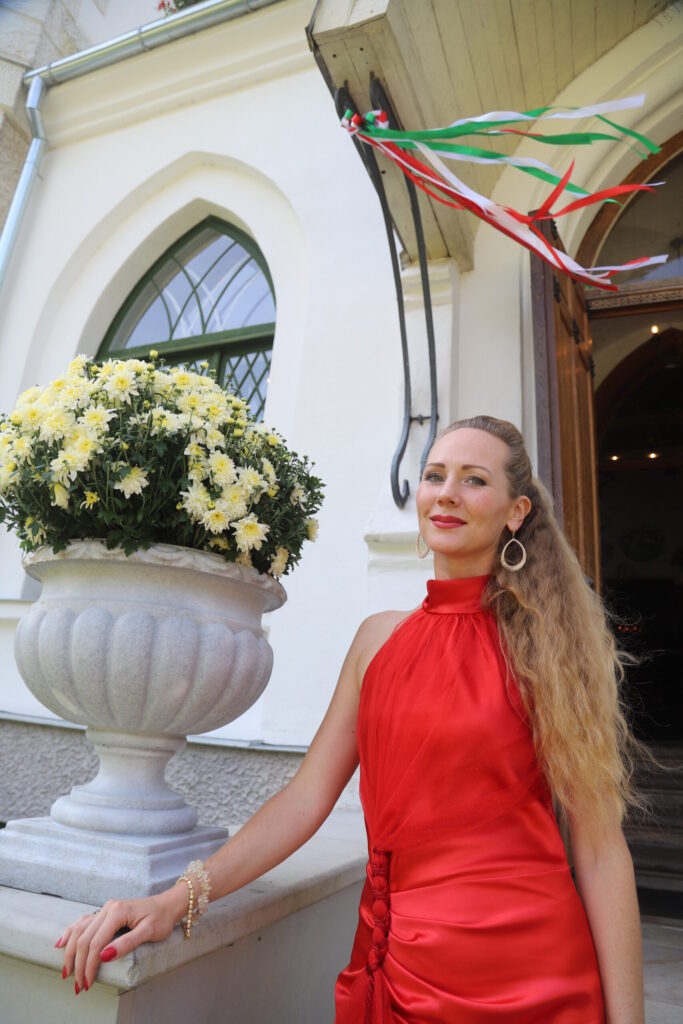 DIĀNA ČERNE iepriecināja viesus, dziedot uz pils lielajām kāpnēm itāliešu populāro dziesmu “Mama Maria”. Diāna tagad ir lejasciemiete pēc desmit gadu koncertēšanas dažādās pasaules valstīs un aicina uz koncertu septembrī Stāmerienas pils Baltajā zālē.
Autors: FOTO: GATIS BOGDANOVS