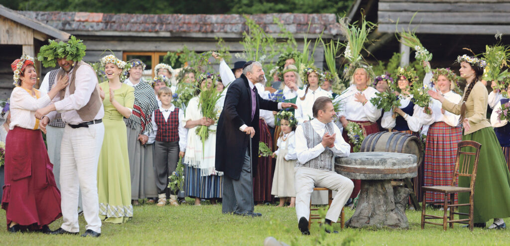 Gada sadziedāšanās - "Skroderdienas Silmačos" Druvienā. Baltiem lielceļa putekļiem klāti, uz tradicionālo R.Blaumaņa lugas izrādīšanu Druvienas Silmačos Jāņos saplūda tautiešu tūkstoši no visām Latvijas vietām, ieradās pat Valsts prezidents Egils Levits un arī eksprezidents Raimonds Vējonis. 
Autors: Foto: no “Dzirksteles” arhīva