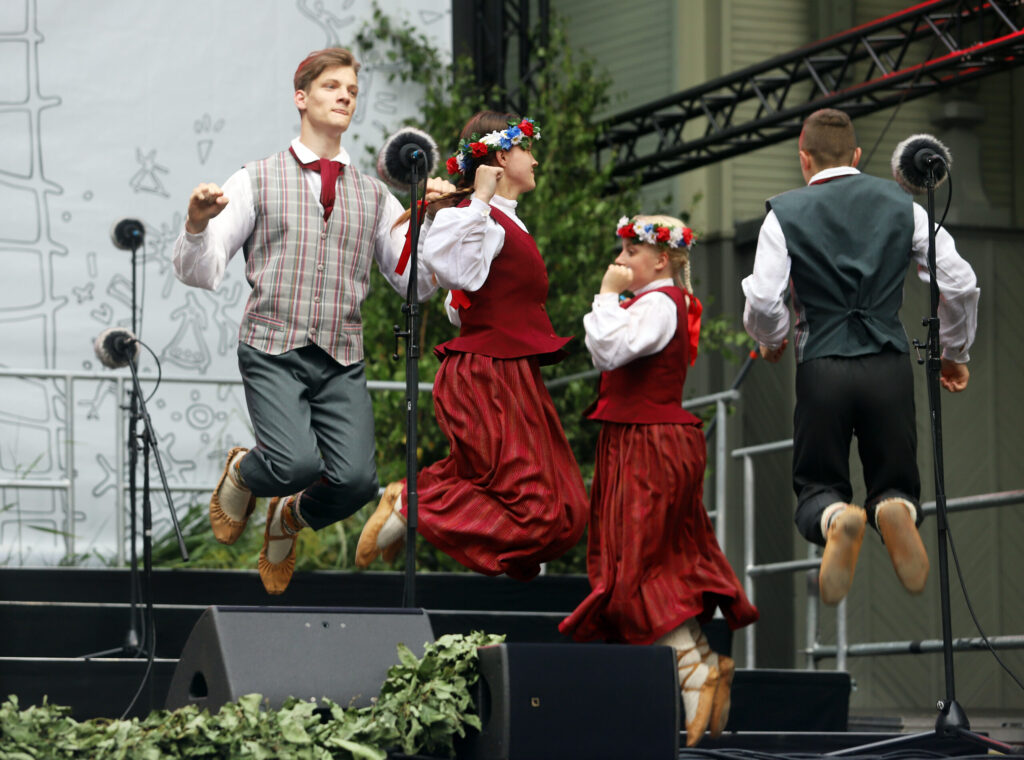 SVEĶU pamatskolas deju kolektīvs “Zeltābols” Vērmanes dārzā.

Autors: Foto: Gatis Bogdanovs