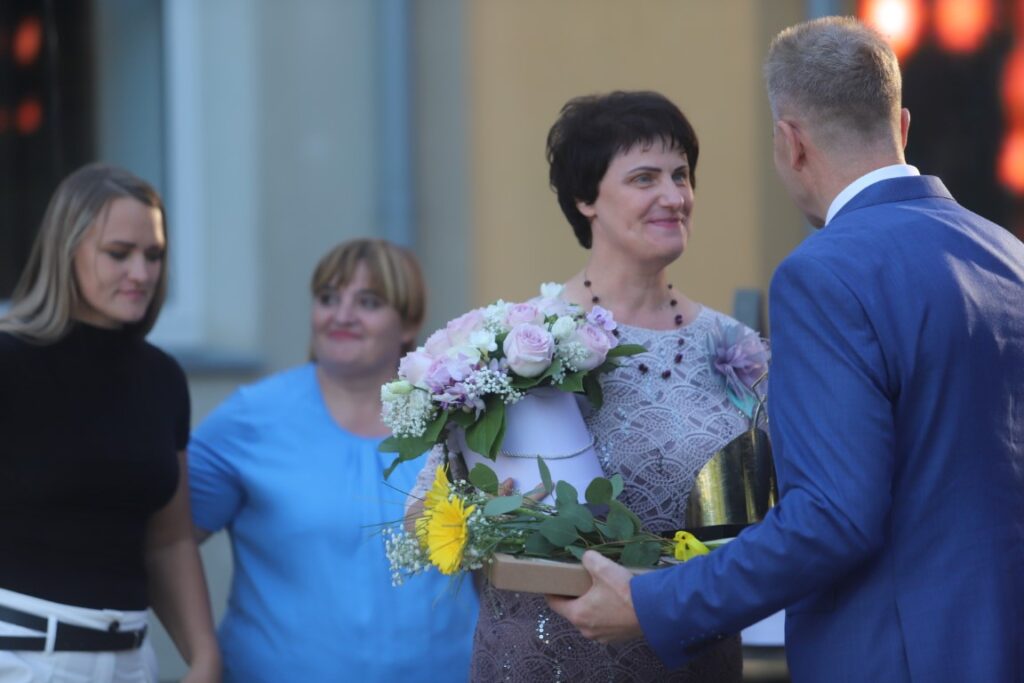 MEDIĶE, kuru atpazīst un kurai pretī katrs neviļus smaida, un sauc par “mūsu Ieviņu”. Tāda ir gulbeniete medicīnas māsa Ieva Kaspare, kuras atbalsts ir pieejams pacientiem gan Gulbenē, gan Balvos. Viņa strādā pacientu mājas aprūpē pēc izsaukuma, kā arī ir medicīnas māsa Balvu slimnīcas intensīvās terapijas nodaļā. I.Kaspare tika godināta Pateicības dienā, kuru 24.augustā Gulbenē rīkoja SIA “Balvu un Gulbenes slimnīcu apvienība”. Kolēģi šo darbinieci raksturo kā korektu gan pret pacientiem, gan pret kolēģiem. Viņa pati, saņemot balvu, teica: “Ir jāmīl darbs.” Viņa arī uzsvēra, ka mediķi “tikai kopā ir komanda”. Pateicības dienā I.Kaspari sveica arī Gulbenes novada domes priekšsēdētājs Andis Caunītis.
Autors: Foto: Gatis Bogdanovs