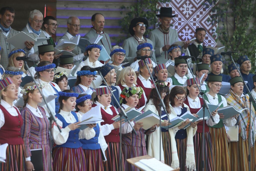 Plecu pie pleca un kopējā dziesmā neatkarīgi no vecuma. Novada kopkoris izpildīja dziesmu svētku repertuāra dziesmas, arī tikko izņemto Zigmara Liepiņa “Svētī debesīs šo zemi”.
Autors: Foto: Gatis Bogdanovs