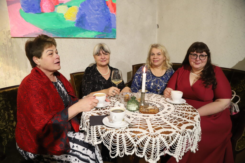 IVETA KOVTUŅENKO (otrā no kreisās) no Alūksnes novada, kura savulaik vadīja tūrisma dzīvi Gulbenes novadā, saka, ka uz Stāmerienas pili vienmēr brauc baudīt. “Man patīk šī nepiespiestā atmosfēra!” Attēlā: Iveta kopā ar Gulbenes draugiem.
Autors: Foto: Gatis Bogdanovs